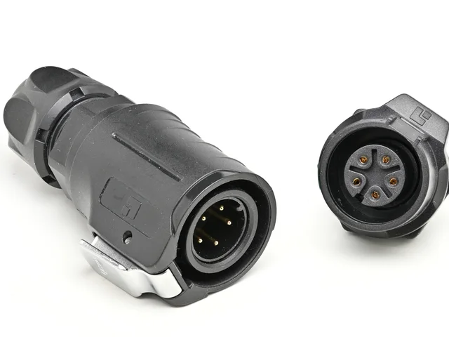Heavy-duty industrial circular connector with gold-plated pins and locking socket