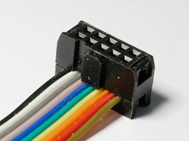 Multi-pin IDC ribbon cable connector assembly for electronic interconnect