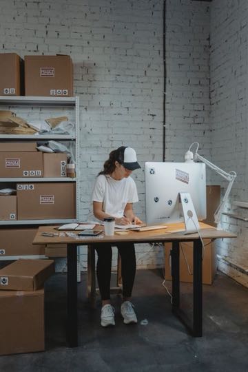 Worker packing connector shipments