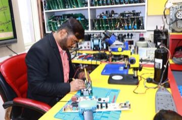 Connector PCB testing at workstation