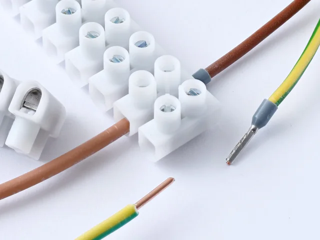 Industrial screw terminal blocks with wire ferrule and copper conductor connections